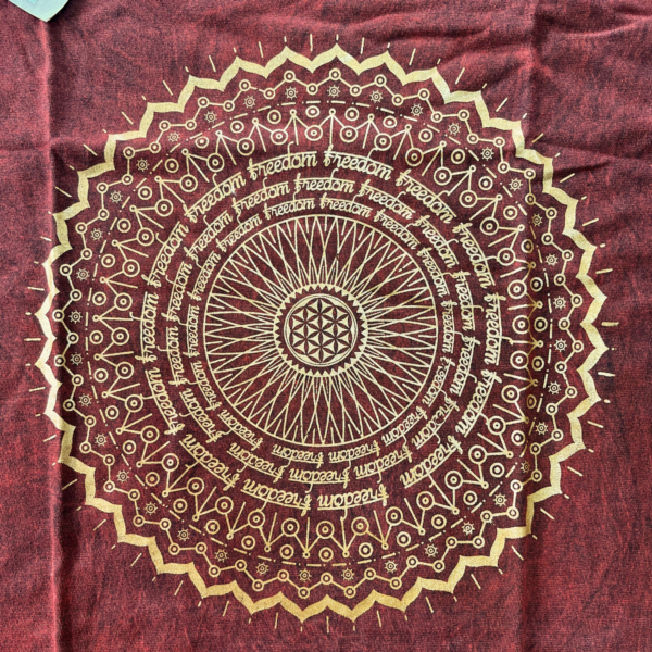 camiseta-mandala-color-granate-mandala-grande