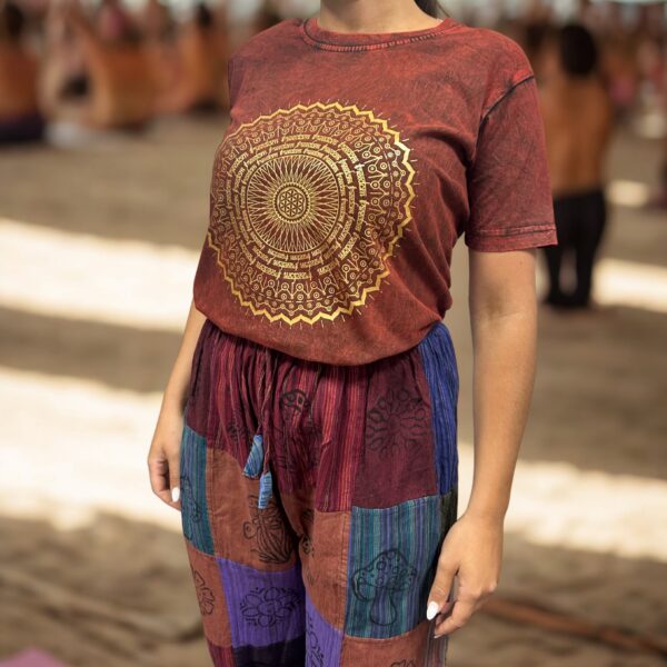 camiseta-mandala-chica-de-cerca